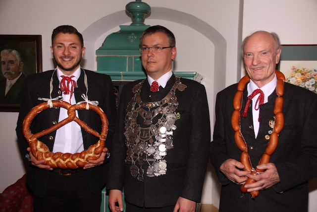 Königswürden zur Abwechslung heuer fest in männlicher Hand: v.l.Brezenkönig Thomas Wenzel, Schützenkönig Andreas Demmelmair und Wurstkönig Horst Steckenbiller